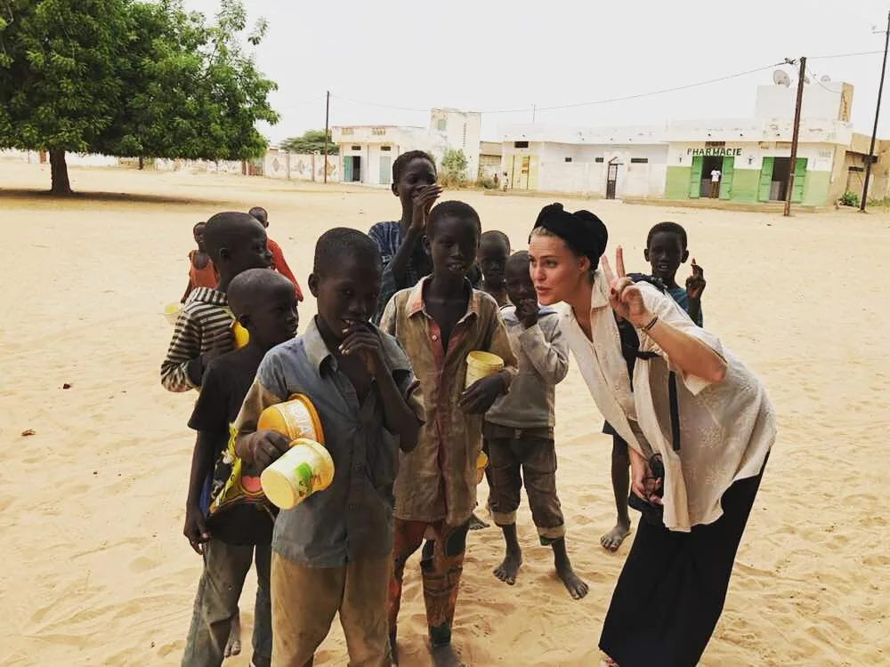 Kaina en mission de terrain avec des enfants, au Sénégal