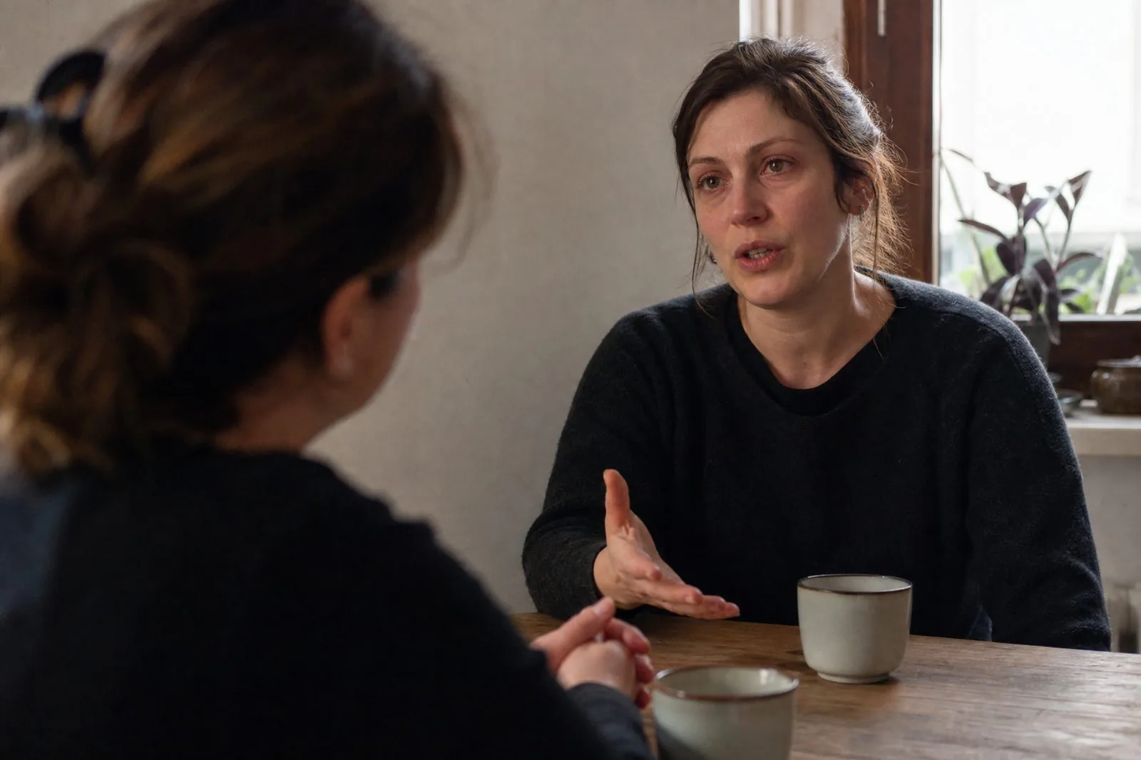 Deux femmes en conversation en tête-à-tête autour d'une table