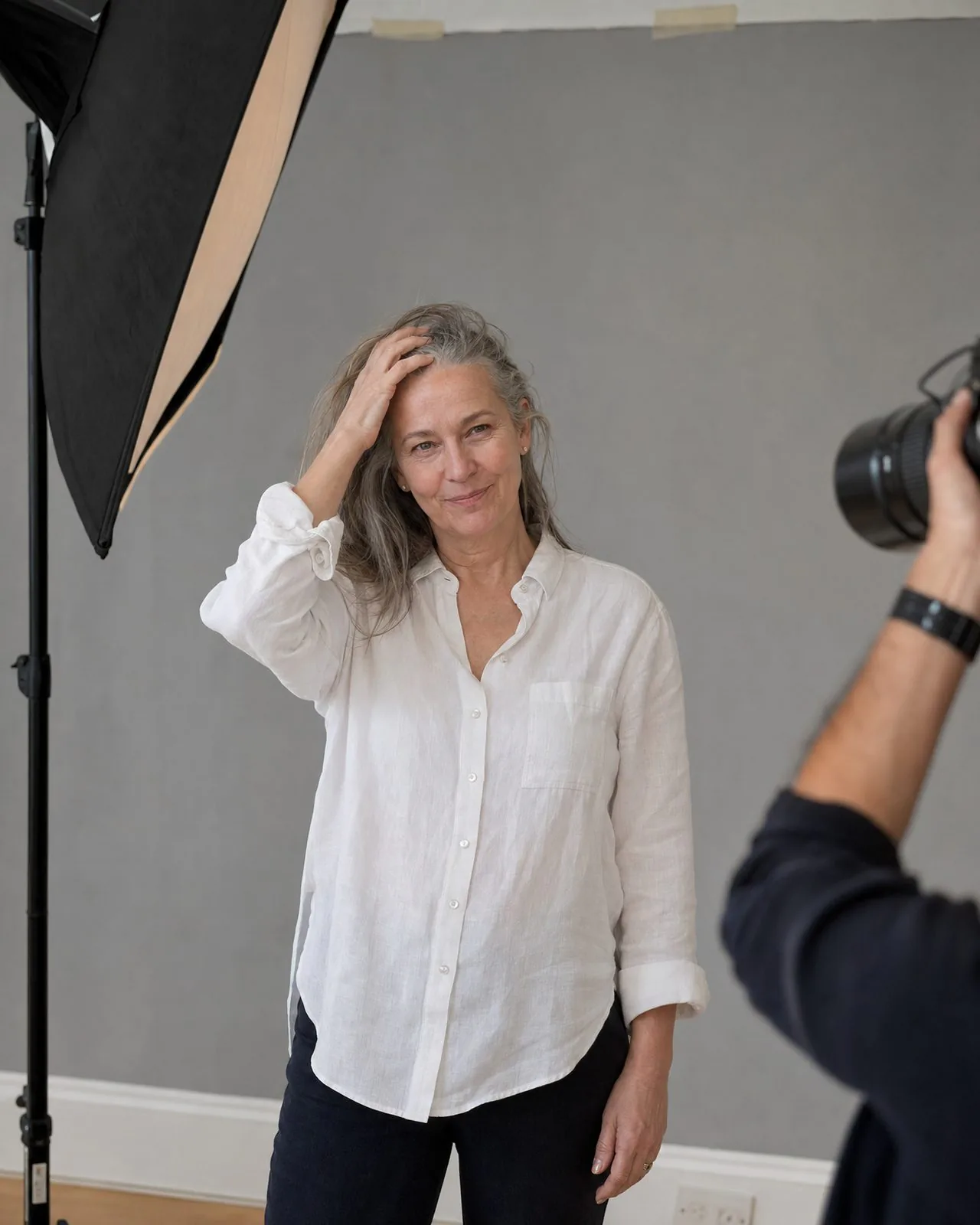Une femme photographiée en studio, entre deux prises