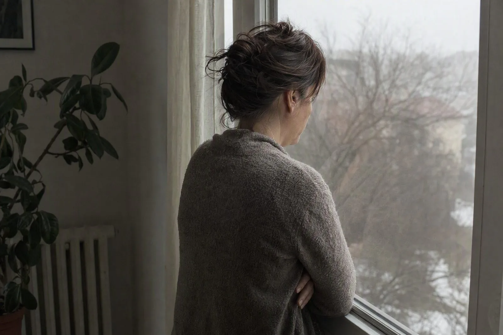 Une femme seule à sa fenêtre, un moment de réflexion