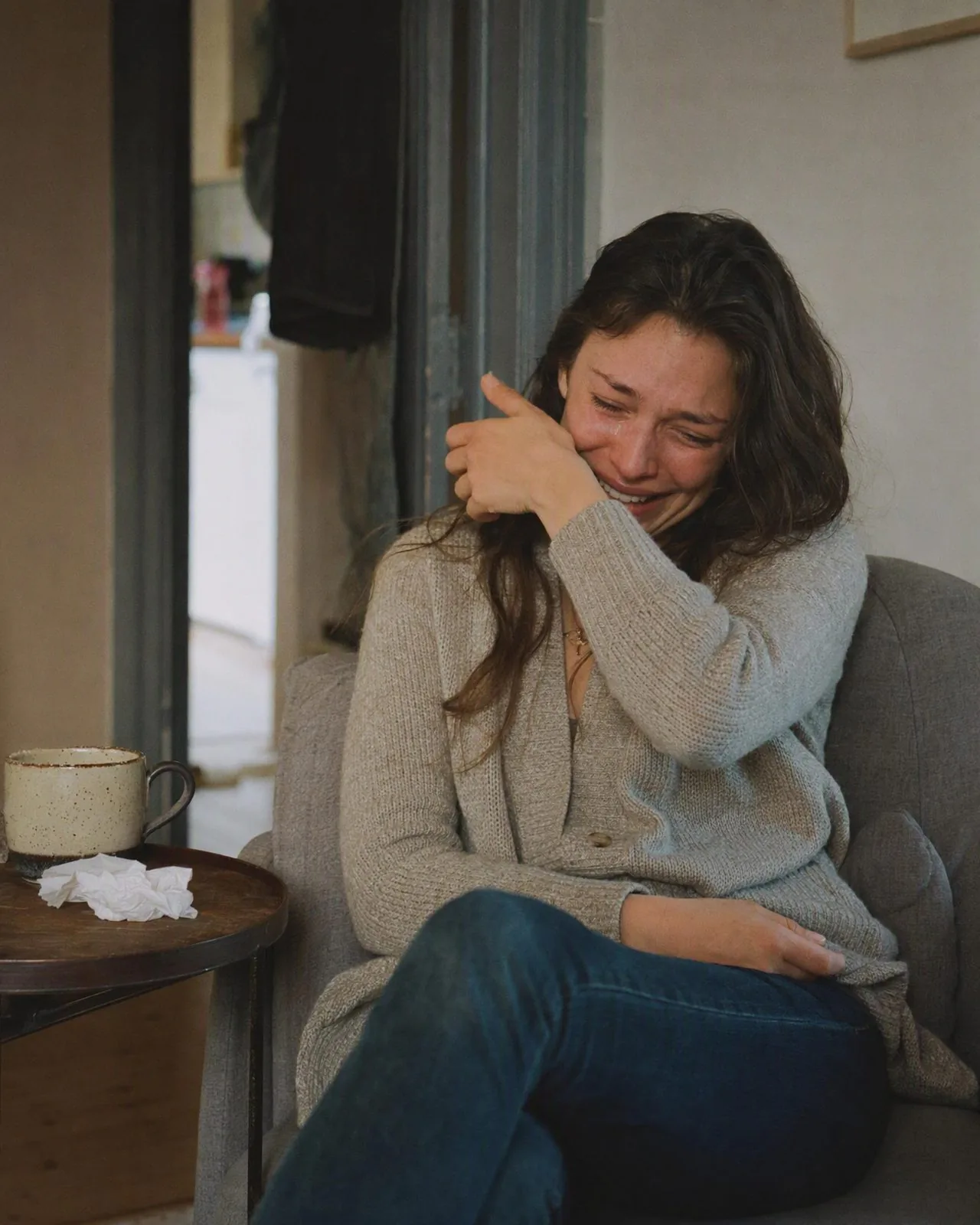 Sarah essuie une larme en riant d'elle-même