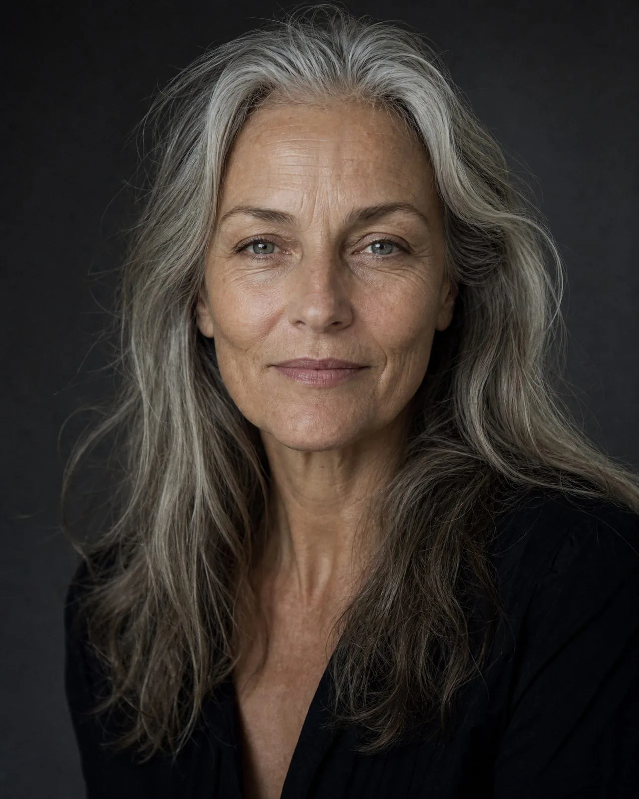 Portrait final de Véronique, cheveux gris libres, regard direct